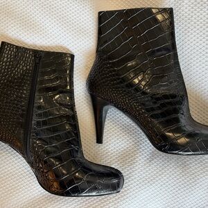 Chic Black Crocodile-Patterned Heeled Boots
